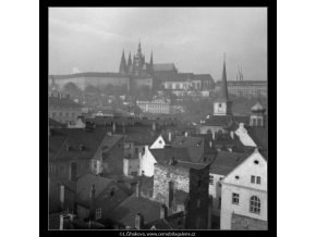 Pražský hrad přes střechy (41-25), Praha 1958 , černobílý obraz, stará fotografie, prodej