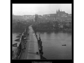 Karlův most a Pražský hrad (42-3), Praha 1958 , černobílý obraz, stará fotografie, prodej