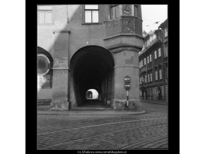 Průhled podloubím (554), Praha 1958 , černobílý obraz, stará fotografie, prodej