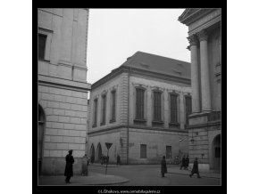 Pohled na Karolinum z ulice (59-5), Praha 1959 , černobílý obraz, stará fotografie, prodej