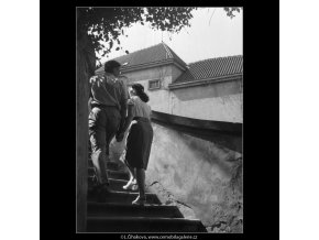 Milenci na schodech (164-3), Praha 1959 červen, černobílý obraz, stará fotografie, prodej