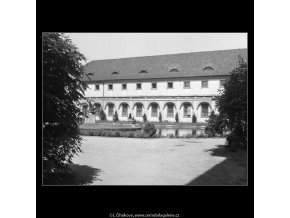 Pohled na Valdštejnskou jízdárnu (167-3), Praha 1959 červen, černobílý obraz, stará fotografie, prodej