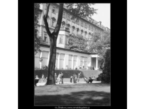 V jižních zahradách Hradu (266-2), Praha 1959 , černobílý obraz, stará fotografie, prodej