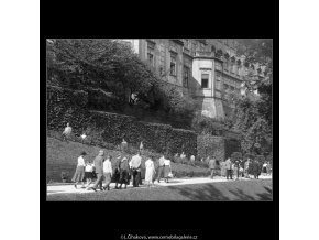 V jižních zahradách Hradu (266-7), Praha 1959 , černobílý obraz, stará fotografie, prodej