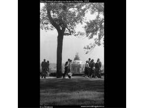 Pohled zahradou na chrám sv.Mikuláše (266-9), Praha 1959 , černobílý obraz, stará fotografie, prodej