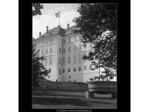 Hradní budova s vlajkou (266-10), Praha 1959 , černobílý obraz, stará fotografie, prodej