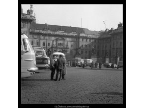 Autokary před Pražským Hradem (350-1), Praha 1959 září, černobílý obraz, stará fotografie, prodej