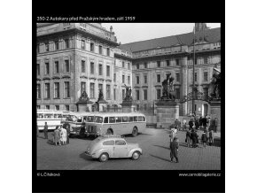 Autokary před Pražským hradem (350-2), Praha 1959 září, černobílý obraz, stará fotografie, prodej