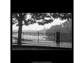 Nábřeží po dešti (356), Praha 1959 , černobílý obraz, stará fotografie, prodej