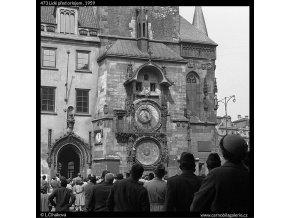 Lidé před orlojem (473), Praha 1959 , černobílý obraz, stará fotografie, prodej