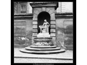Kašna se sochou Vltavy (559-1), Praha 1959 , černobílý obraz, stará fotografie, prodej
