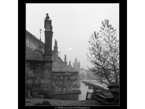 Karlův most vpodvečer (722-2B), Praha 1959 říjen, černobílý obraz, stará fotografie, prodej