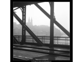 Vyšehrad skrz železniční most (535-2), Praha 1960 březen, černobílý obraz, stará fotografie, prodej