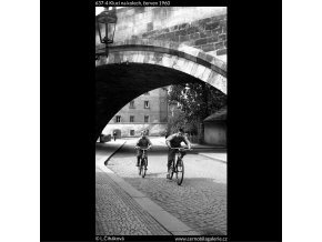 Kluci na kolech (637-4), Praha 1960 červen, černobílý obraz, stará fotografie, prodej