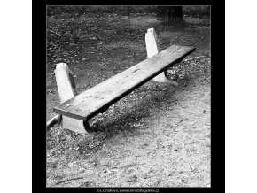 Zničená lavička (638), Praha 1960 červen, černobílý obraz, stará fotografie, prodej