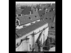 Malostranské střechy (654), Praha 1960 červen, černobílý obraz, stará fotografie, prodej