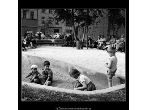 Dětské hřiště (774-1), Praha 1960 červenec, černobílý obraz, stará fotografie, prodej