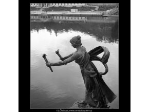 Socha na mostě Sv.Čecha (778-2), Praha 1960 červenec, černobílý obraz, stará fotografie, prodej