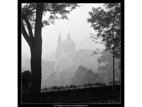 Chrám sv.Mikuláše v mlze (982-3), Praha 1960 podzim, černobílý obraz, stará fotografie, prodej