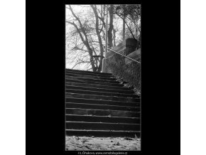 Podzim na schodech (949), Praha 1960 říjen, černobílý obraz, stará fotografie, prodej