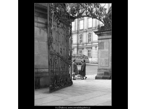 Matyášova brána (930-1), Praha 1960 říjen, černobílý obraz, stará fotografie, prodej
