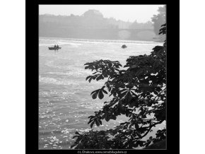 Pohled přes Vltavu (926), Praha 1960 říjen, černobílý obraz, stará fotografie, prodej
