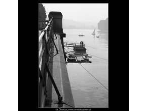 Plachetnice a loďky na Vltavě (895-2), Praha 1960 září, černobílý obraz, stará fotografie, prodej