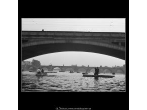 Pohled po vodě (891), Praha 1960 září, černobílý obraz, stará fotografie, prodej