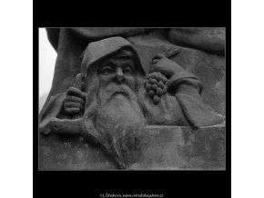 Socha před vchodem (870-2), Praha 1959 , černobílý obraz, stará fotografie, prodej