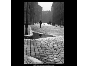 Ulice po dešti (852-2), Praha 1960 , černobílý obraz, stará fotografie, prodej
