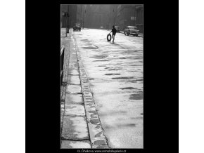 Ulice po dešti (852-1), Praha 1960 , černobílý obraz, stará fotografie, prodej
