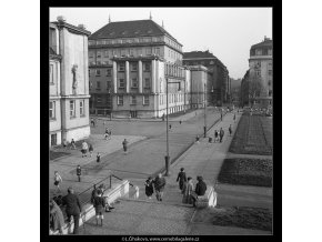 Odpoledne kolem parčíku (717-1A), žánry - Praha 1959 , černobílý obraz, stará fotografie, prodej