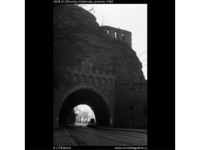 Zříceniny Vyšehradu (1018-21), žánry - Praha 1960 prosinec, černobílý obraz, stará fotografie, prodej