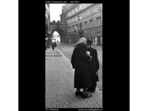 V Mostecké ulici... (1285), Praha 1961 září, černobílý obraz, stará fotografie, prodej