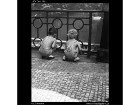 Děti (1304), žánry - Praha 1961 , černobílý obraz, stará fotografie, prodej
