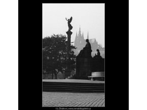 Plastiky před Domem umělců (1312-2), Praha 1961 , černobílý obraz, stará fotografie, prodej