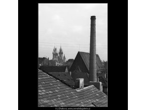 Střechy a komíny (1315-4), Praha 1961 léto, černobílý obraz, stará fotografie, prodej