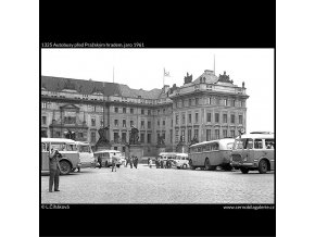 Autobusy před Pražským hradem (1325), Praha 1961 jaro, černobílý obraz, stará fotografie, prodej