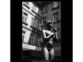 Dívka s jablkem (1329), Praha 1961 jaro, černobílý obraz, stará fotografie, prodej