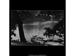 Přístaviště loděk (1347), žánry - Praha 1961 jaro, černobílý obraz, stará fotografie, prodej