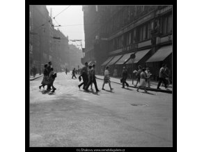 Na přechodu (1362-2), Praha 1961 září, černobílý obraz, stará fotografie, prodej