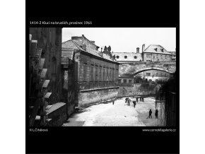 Kluci na bruslích (1414-2), žánry - Praha 1961 prosinec, černobílý obraz, stará fotografie, prodej