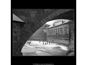 Kluci na bruslích (1414-4), žánry - Praha 1961 prosinec, černobílý obraz, stará fotografie, prodej
