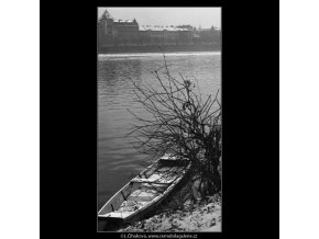 Loďka u břehu (1427-1), Praha 1961 prosinec, černobílý obraz, stará fotografie, prodej