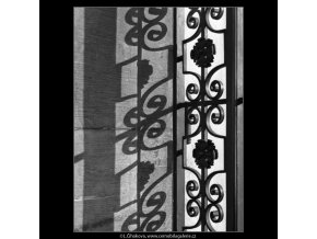 Mříž a stín (1444), Praha 1962 leden, černobílý obraz, stará fotografie, prodej