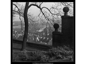 Koule na zídce (1547-2), Praha 1962 duben, černobílý obraz, stará fotografie, prodej