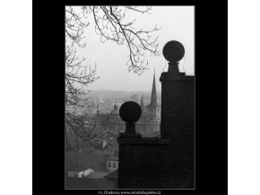 Koule na zídce (1547-4), Praha 1962 duben, černobílý obraz, stará fotografie, prodej