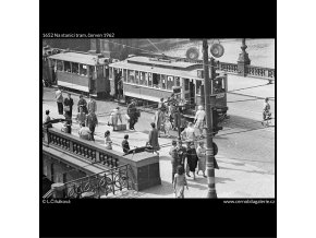 Na stanici tram (1652), Praha 1962 červen, černobílý obraz, stará fotografie, prodej