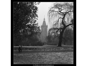 Park a věž radnice (1418-1), žánry - Praha 1962 leden, černobílý obraz, stará fotografie, prodej