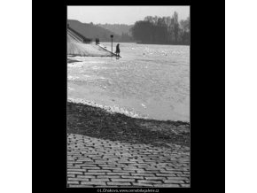 Zalitá náplavka (1521-1), žánry - Praha 1962 březen, černobílý obraz, stará fotografie, prodej